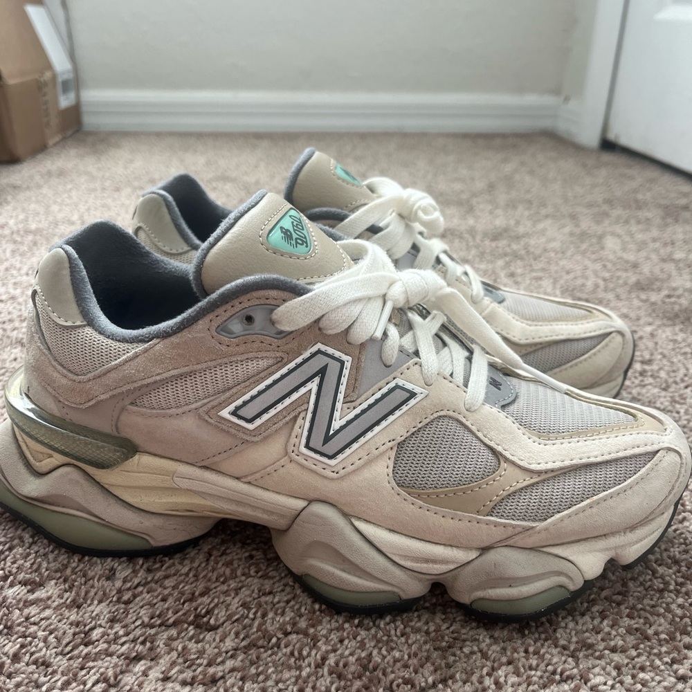 New Balance Women's Cream Sneakers